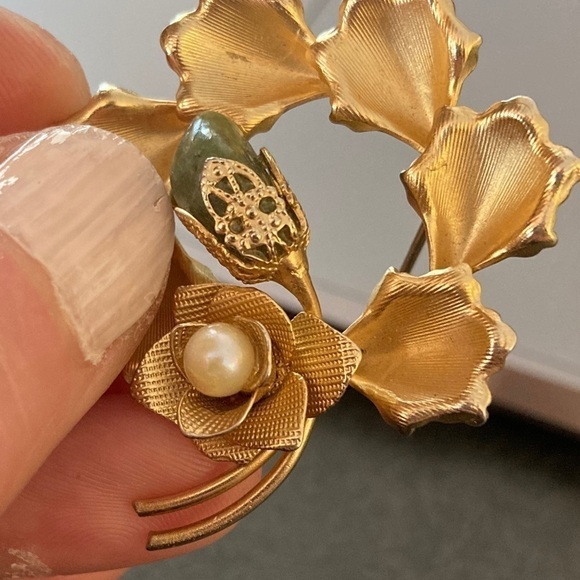 Vintage Brushed Gold Tone Brooch with Faux Pearl and Green Stone - Picture 2 of 3